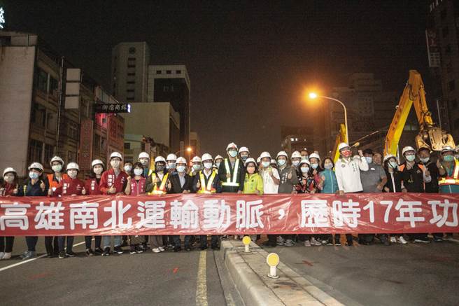 陈其迈与眾人在净空的高架桥九如路端拉起布条，高呼「中博再见！高雄更好！」。（袁庭尧摄）