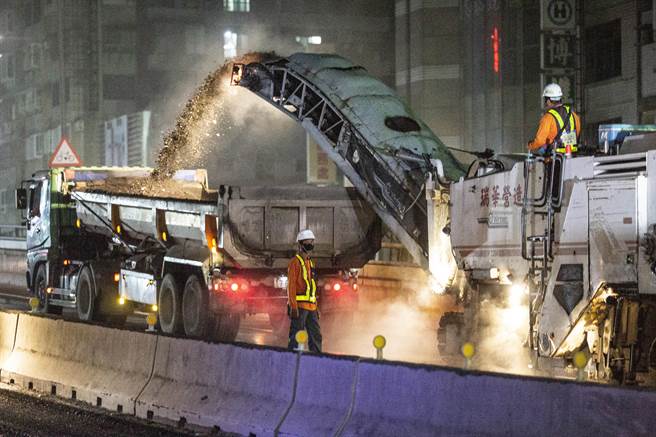 沥青刨除机即刻进场施作。（袁庭尧摄）