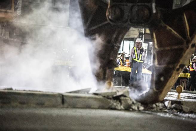 中央分隔岛破坏夹除。（袁庭尧摄）