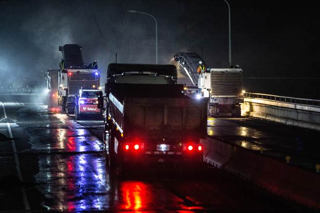 拆除第一日将24小时赶工。（袁庭尧摄）