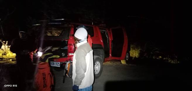 26日一組7人登山隊單攻郡大山，其中一名34歲女隊友失聯，僅在現場留下一只拐杖，現搜救仍持續中。（南投縣消防局提供／廖志晃南投傳真）