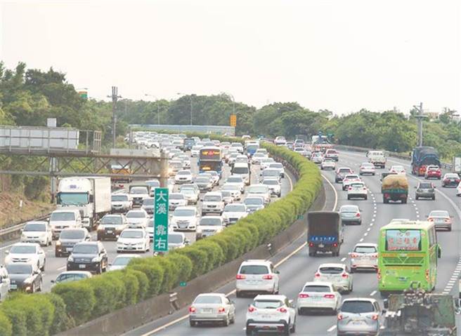 国道南向路段多处壅塞，国3往国5一度严重回堵。（资料照）