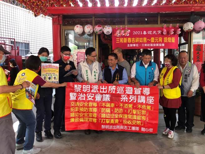 台中市政府警察局第四分局黎明派出所因應元宵節慶氣氛，於治安宣導會自製與警政相關的燈謎與民眾互動，增進警民感情。（民眾提供／盧金足台中傳真）