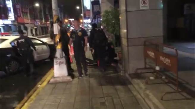 新北市板橋區重慶路某KTV今（27日）凌晨5時許，傳出2派人馬酒後鬥毆，造成17歲周姓少年脖子遭利器刺傷。（翻攝）