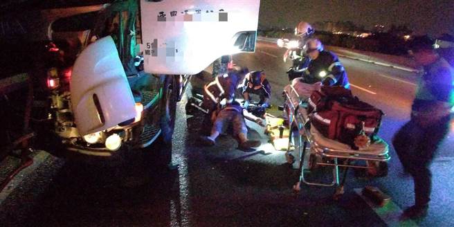 国一彰化南向路段，今天凌晨发生大货车追撞前方联结车事故，大货车车头毁损，张姓驾驶重伤命危。（彰化县消防局提供／谢琼云彰化传真）