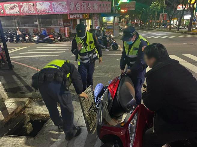 一番折腾终将中柱与水沟盖分离，顺利协助脱困。（民眾提供／卢金足台中报导）