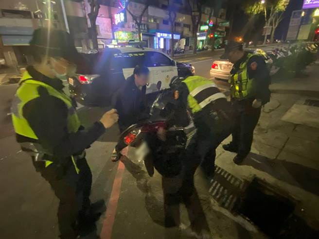 骑士的机车中柱不小心卡水沟盖上无法拔出，由于中柱「卡紧卡满」分离困难度高。（民眾提供／卢金足台中报导）