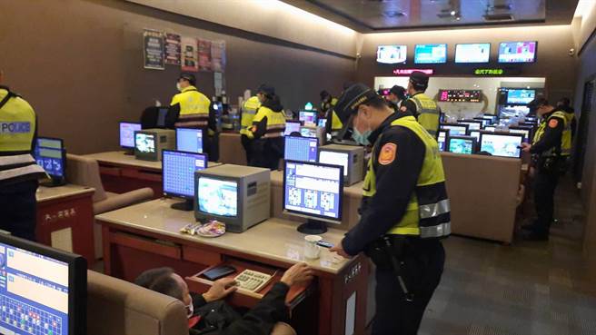 清水警分局26日晚间规划警力40名，特别针对辖区KTV、酒店等场所，实施临检及路检勤务。（清水警分局处提供／陈淑娥台中传真）