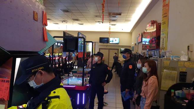 清水警分局26日晚间规划警力40名，特别针对辖区KTV、酒店等场所，实施临检及路检勤务。（清水警分局处提供／陈淑娥台中传真）