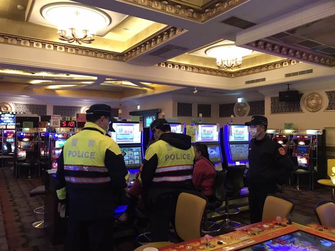 清水警分局26日晚间规划警力40名，特别针对辖区KTV、酒店等场所，实施临检及路检勤务。（清水警分局处提供／陈淑娥台中传真）