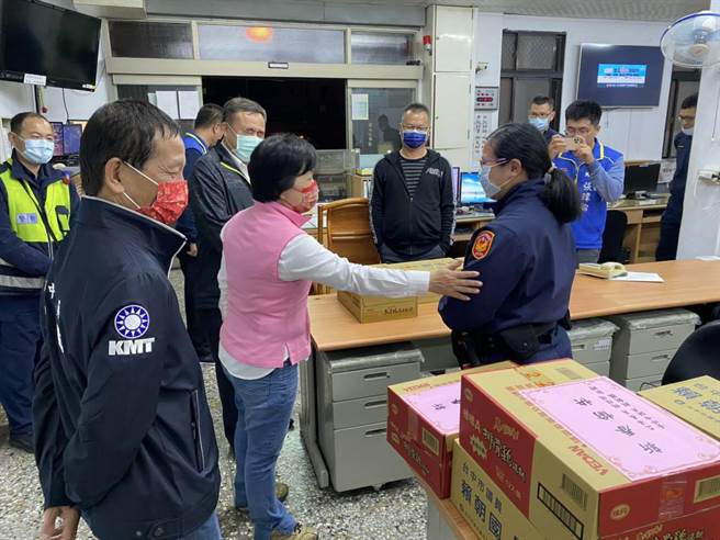 立委杨琼璎日前偕同议员赖朝国慰勉大雅分局警察同仁辛劳。（大雅警分局提供／陈淑娥台中传真）
