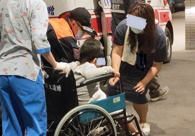 男童和家人準備泡湯時，不慎被褲子拉鍊夾住生殖器，送醫後無大礙（李姓民眾提供）