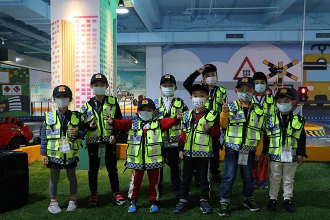 丽宝国际赛车场推出小小驾训班体验，亲子行程受欢迎。（丽宝乐园渡假区提供／陈淑娥台中传真）