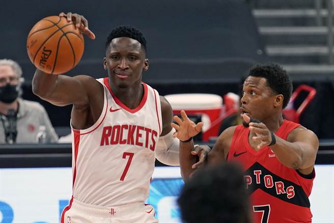 火箭后卫欧拉迪波(左)在暴龙后卫罗瑞盯防下，不小心把球脱手了。(美联社)