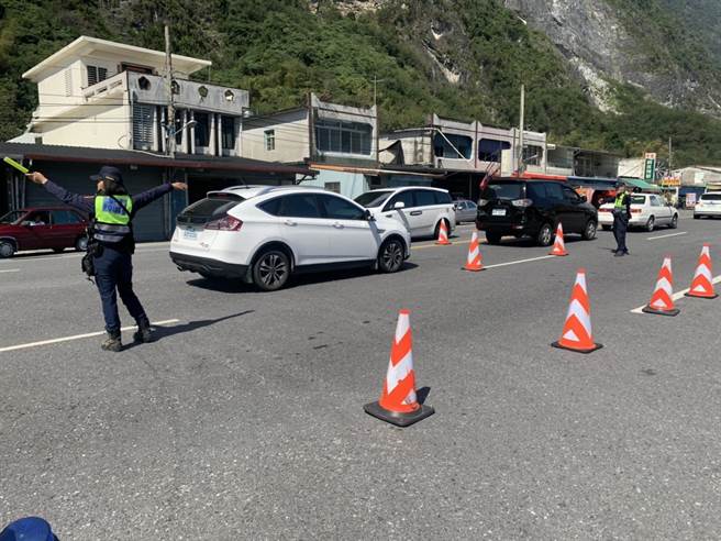 蘇花公路進入花蓮崇德段湧入大批車潮，警方疏導交通。（花蓮縣警局提供／王志偉花蓮傳真）