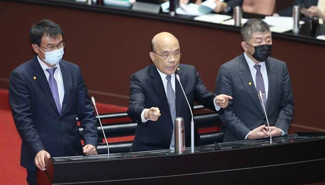圖為去年農委會主委陳吉仲（左起）、行政院長蘇貞昌、衛福部長陳時中上台答詢。（中時資料照）