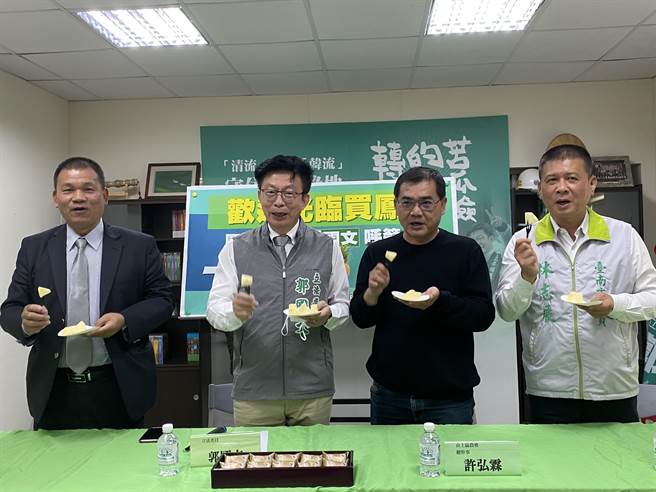 立委郭国文(左二)今天邀集冠南生技董事长黄荣裕(左一)、山上农会总干事许弘霖(右二)、议员林志展(右一)一起吃凤梨挺农民。(曹婷婷摄)