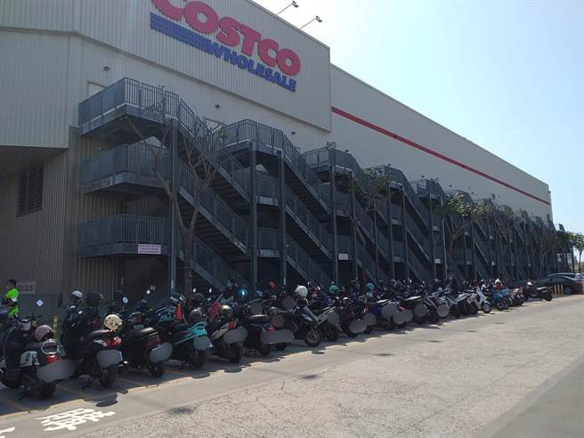 好市多外墙惊见楼梯接龙，真实用途引发网友猜测，内行指出是火灾逃生用的，非常重要。（图／翻摄自好市多商品经验老实说）