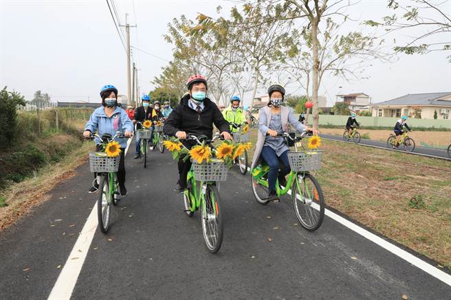 台南市東山自行車道啟用，黃偉哲與遊客騎T-bike漫遊欣賞花海與田野風光。（劉秀芬攝）