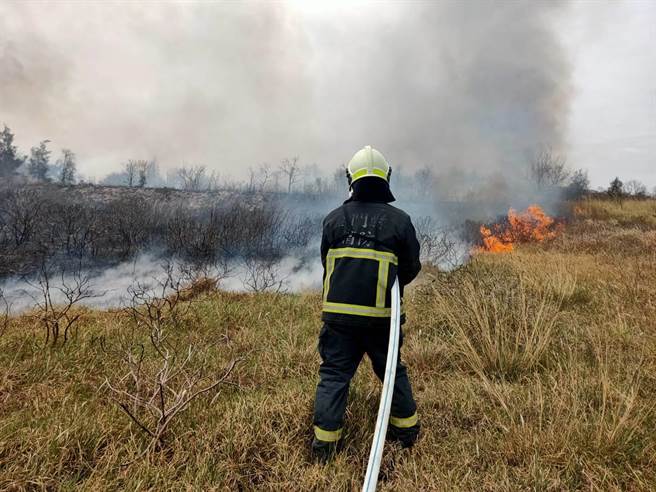 金门田埔水库一带，今天上午又传出「火烧埔」杂草大火事故，大金门消防分队全岛总动员抢救。（民眾提供）