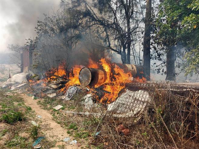 现场火势在北风助威下持续加大，有往四周扩大蔓延的趋势。（民眾提供）
