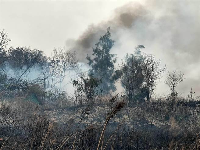 目前估计延烧逾2000平方公尺，且有扩大蔓延的趋势。（民眾提供）