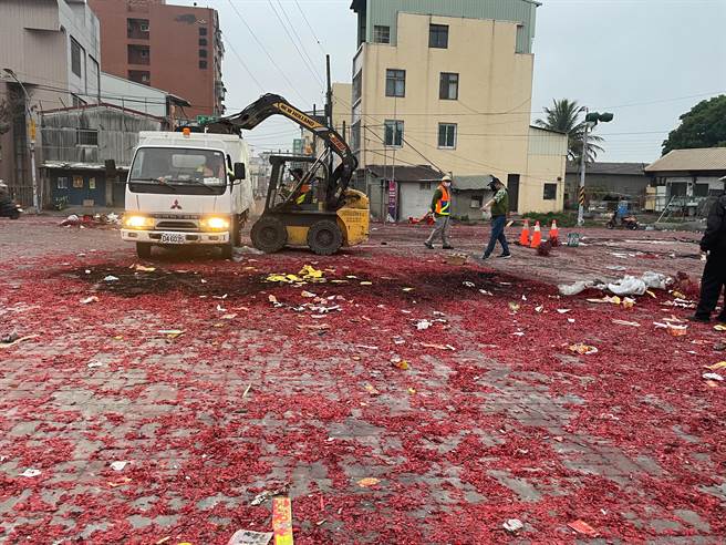盐水蜂炮落幕，环保局清出6.1吨垃圾。（台南市府提供／刘秀芬台南传真）