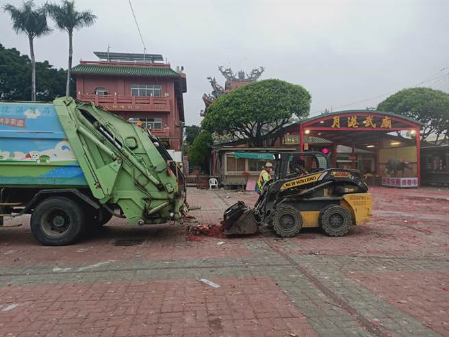 盐水蜂炮落幕，环保局清出6.1吨垃圾。（台南市府提供／刘秀芬台南传真）
