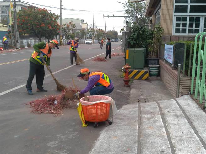 盐水蜂炮落幕，环保局清出6.1吨垃圾。（台南市府提供／刘秀芬台南传真）