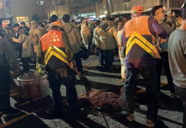 盐水蜂炮落幕，环保局清出6.1吨垃圾。（台南市府提供／刘秀芬台南传真）