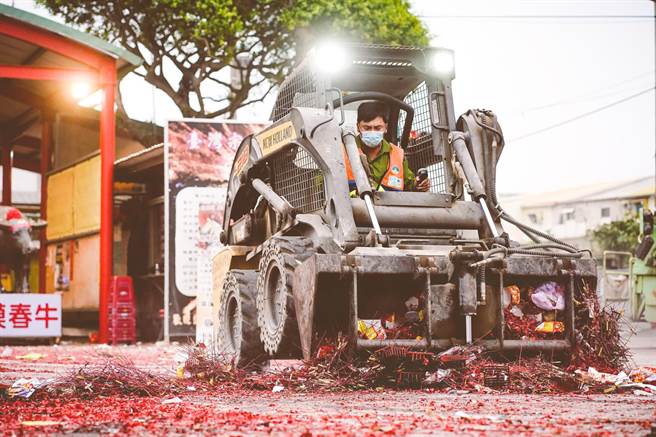 台南鹽水蜂炮今年因防疫大幅縮小規模，炮屑等垃圾降低約4分之3，清潔人員3小時清出6噸垃圾。（台南市環保局提供／程炳璋台南傳真）
