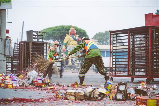 台南市環保局動員85人整理鹽水蜂炮活動後垃圾，清出6.1噸垃圾量已比往年大幅減少。（台南市環保局提供／程炳璋台南傳真）