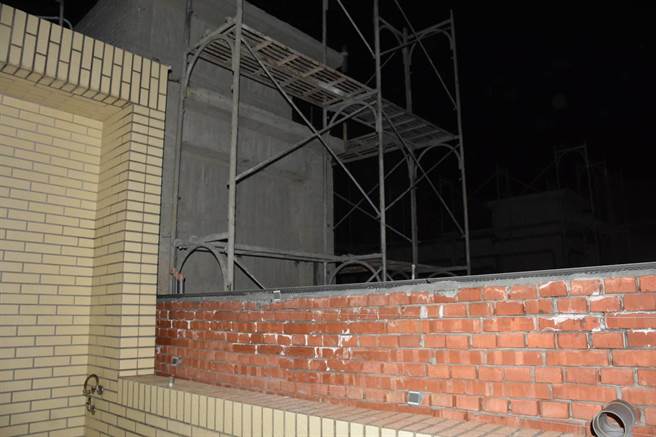 苗栗市叶姓窃盗惯犯原定2月24日发监执行，不料他未如期报到，因缺钱花用，2月25日重操旧业攀爬民宅旁工地鹰架，拆卸窗户后侵入民宅，窃取屋内现金、名表2只及金饰等物。（苗栗警分局提供／巫静婷苗栗传真）