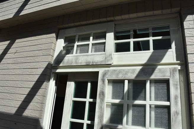 苗栗市叶姓窃盗惯犯原定2月24日发监执行，不料他未如期报到，因缺钱花用，2月25日重操旧业攀爬民宅旁工地鹰架，拆卸窗户后侵入民宅，窃取屋内现金、名表2只及金饰等物。（苗栗警分局提供／巫静婷苗栗传真）