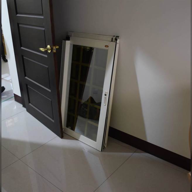 苗栗市叶姓窃盗惯犯原定2月24日发监执行，不料他未如期报到，因缺钱花用，2月25日重操旧业攀爬民宅旁工地鹰架，拆卸窗户后侵入民宅，窃取屋内现金、名表2只及金饰等物。（苗栗警分局提供／巫静婷苗栗传真）