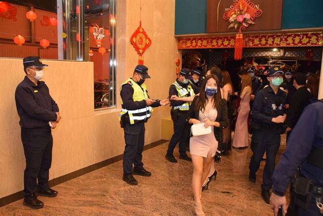 台中市警第五分局長林沐弘日前帶隊於轄區內酒店擴大臨檢。（台中市警第五分局提供／張妍溱台中傳真）