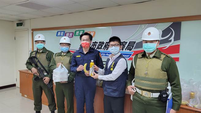 台中市警第二分局準備香蕉、甜湯及水蠻牛機能飲料為第一線員警及友軍補充體力。（台中市警第二分局提供／張妍溱台中傳真）