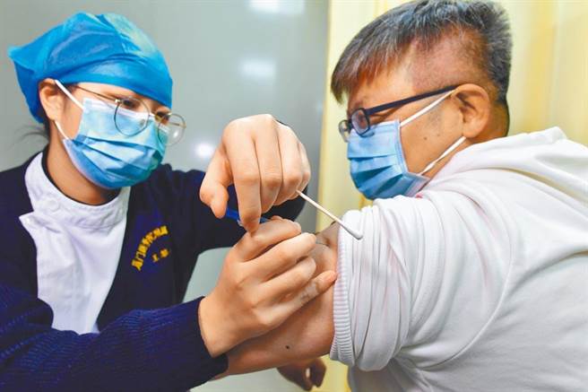 图为福建厦门医学院附属第二医院，医护人员正在为一位台胞接种新冠疫苗。（中新社）