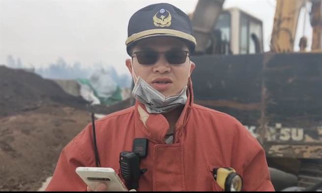 现场指挥官陈参奇大队长説明，火势已在中午12点50分获得控制。（金门县消防局提供）