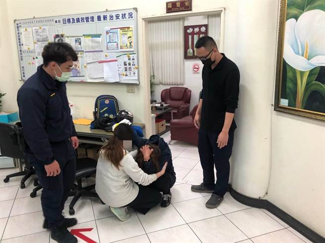 单亲妈住宅大火又离婚无家可归，遗忘孩子在学校，接获警方通知入警所当场崩溃哭。(翻摄照片／蔡依珍桃园传真)