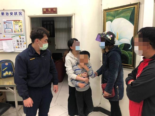 单亲妈住宅大火又离婚无家可归，遗忘孩子在学校，接获警方通知入警所当场崩溃哭。(翻摄照片／蔡依珍桃园传真)