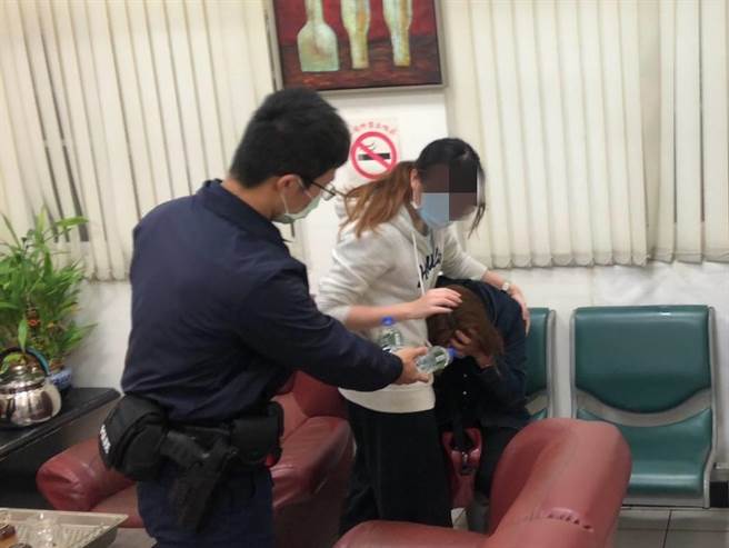 单亲妈住宅大火又离婚无家可归，遗忘孩子在学校，接获警方通知入警所当场崩溃哭。(翻摄照片／蔡依珍桃园传真)