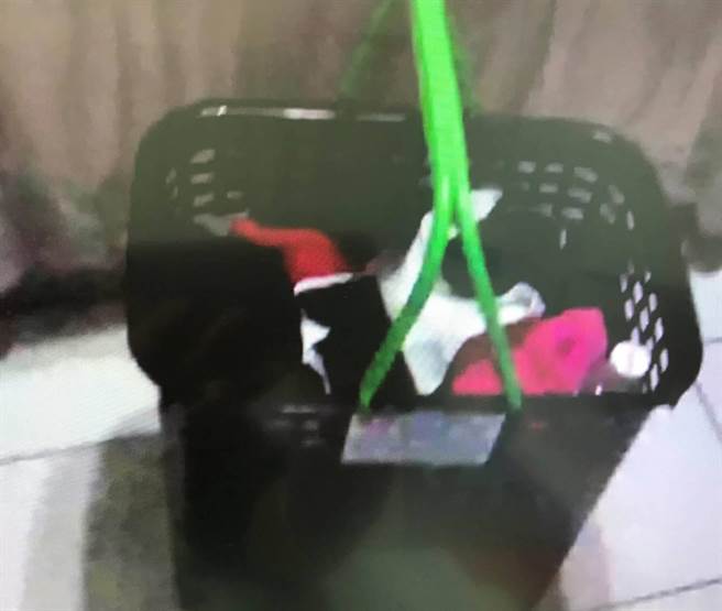 孙姓、陈姓毒贩将毒品藏在洗衣篮脏衣物下。（读者提供／刘秀芬台南传真）