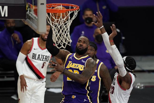 儘管处在拥挤的禁区，詹姆斯仍找出上篮空檔。(美联社)