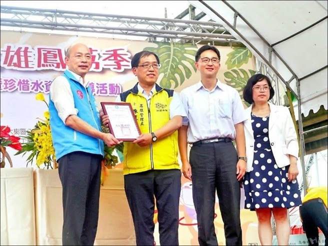 国民党文传会副主委、前高市新闻局长郑照新27日在脸书贴出旧照，照片中前高雄市长韩国瑜开心到大树区出席凤荔季活动，为农产行销。（翻摄自郑照新脸书）