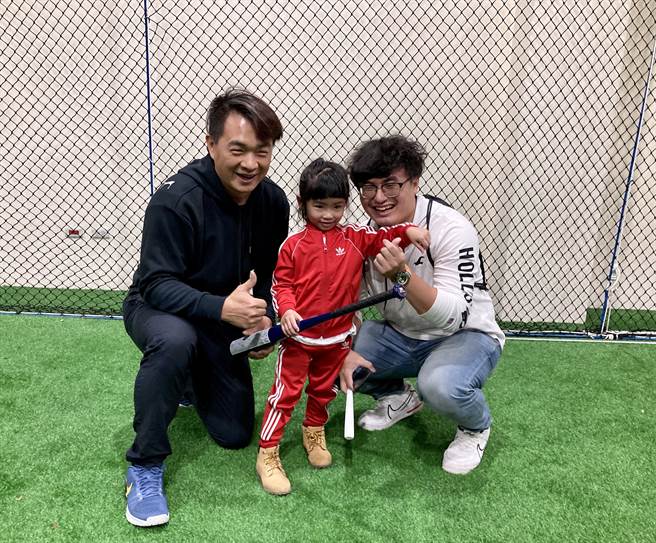 彭政闵创立的「恰棒球学苑」今日开幕，打击挑战赛由年仅4岁的王小妹妹(中)赢得大奖。（邓心瑜摄）