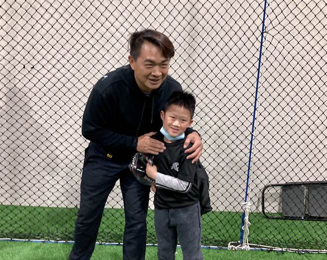 赖小弟弟(右)也是「恰棒球学苑」的学员，在投球九宫格9投9中，赢得全新手套。（邓心瑜摄）