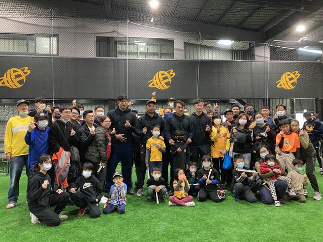 彭政闵创立的「恰棒球学苑」今日开幕仪式，吸引百名球迷到场参加。（邓心瑜摄）