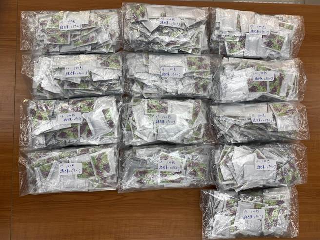 警方查獲市價50餘萬的毒咖啡、毒果汁包。（警方提供）