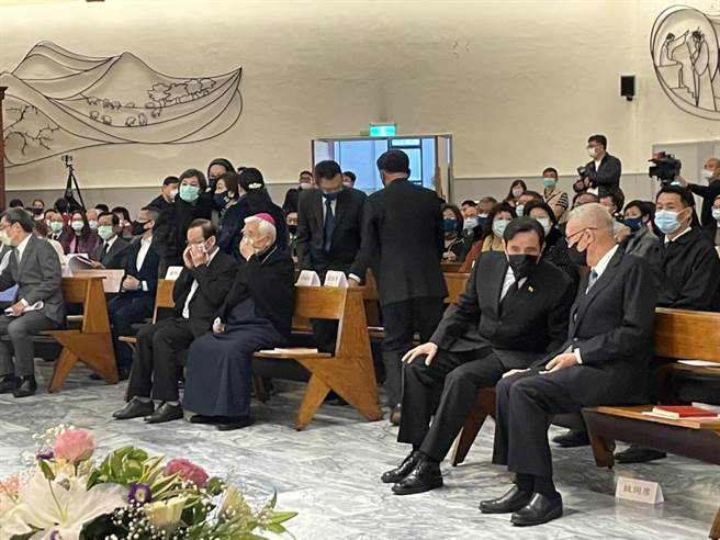 马英九和吴敦义出席女教育家郑惠芝的追思会。（李俊淇摄）